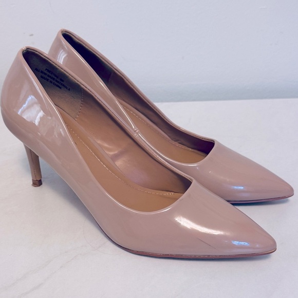 CUSHIONAIRE Women's Halsey Dress Pump with + Comfort Patent Leather Nude Heel - Picture 9 of 9